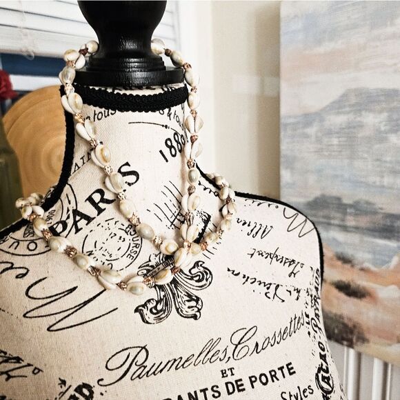 New Handmade Beaded Lei Natural Seashell Necklace. - Picture 10 of 13